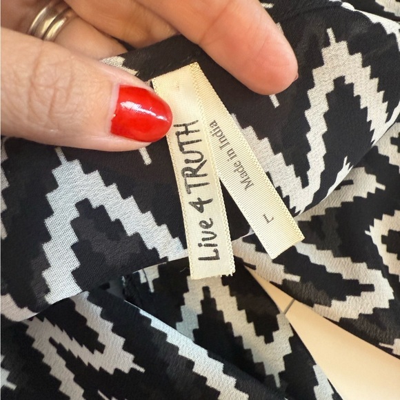 Live 4 Truth Black Cream Abstract Chevron Hi Lo Toll Tab Sleeves Lightweight Top - Picture 4 of 8